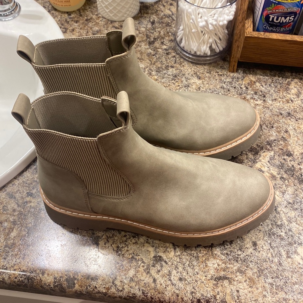 Dolce Vita Womens 9 Boots. Tan. Never worn